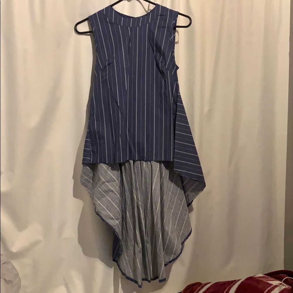 Cute top with ruffle in the back